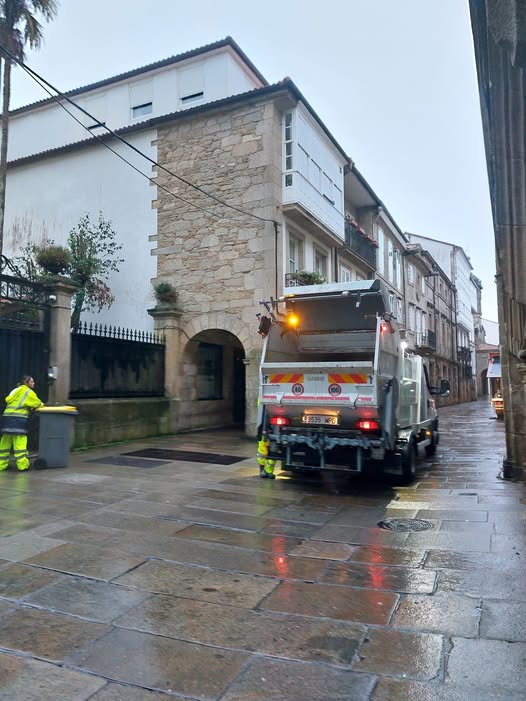 El concello de Santiago confirma la multa de más de 20.000 euros a Urbaser por incumplimientos del contrato de recogida de basura El concello de Santiago confirma la multa de más de 20.000 euros a Urbaser por incumplimientos del contrato de recogida de basura