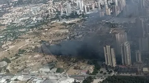 Extinguido el incendio declaradoel domingo en la partida Armanello de Benidorm Extinguido el incendio declaradoel domingo en la partida Armanello de Benidorm