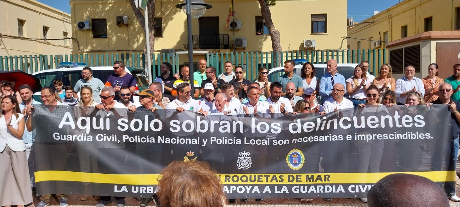 Concentración para que la Guardia Civil siga en Roquetas de mar Concentración para que la Guardia Civil siga en Roquetas de mar