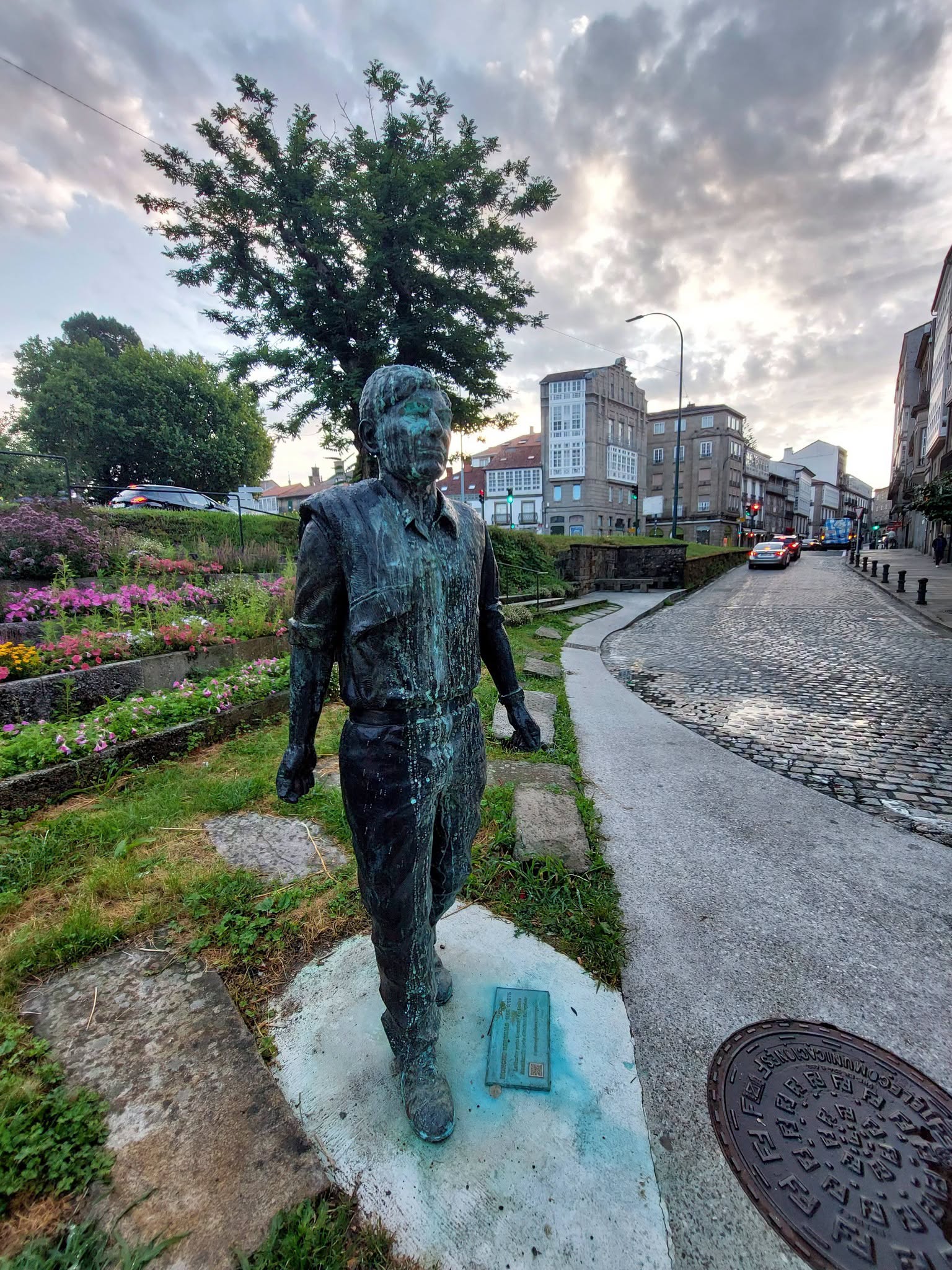 Vuelven a vandalizar la estatua de Moncho Reboiras en la rúa Carreira do Conde de Santiago Vuelven a vandalizar la estatua de Moncho Reboiras en la rúa Carreira do Conde de Santiago