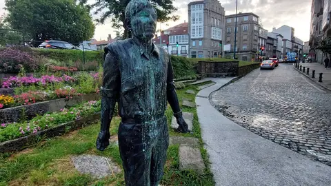 Vuelven a vandalizar la estatua de Moncho Reboiras en la rúa Carreira do Conde de Santiago Vuelven a vandalizar la estatua de Moncho Reboiras en la rúa Carreira do Conde de Santiago
