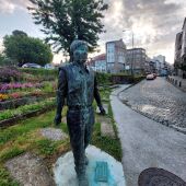 Vuelven a vandalizar la estatua de Moncho Reboiras en la rúa Carreira do Conde de Santiago 