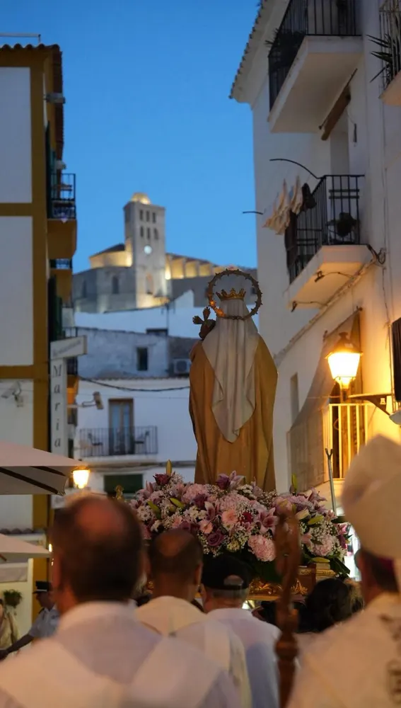 La Virgen del Carmen a su paso por la calle de la Virgen con la Catedral de fondo La Virgen del Carmen a su paso por la calle de la Virgen con la Catedral de fondo