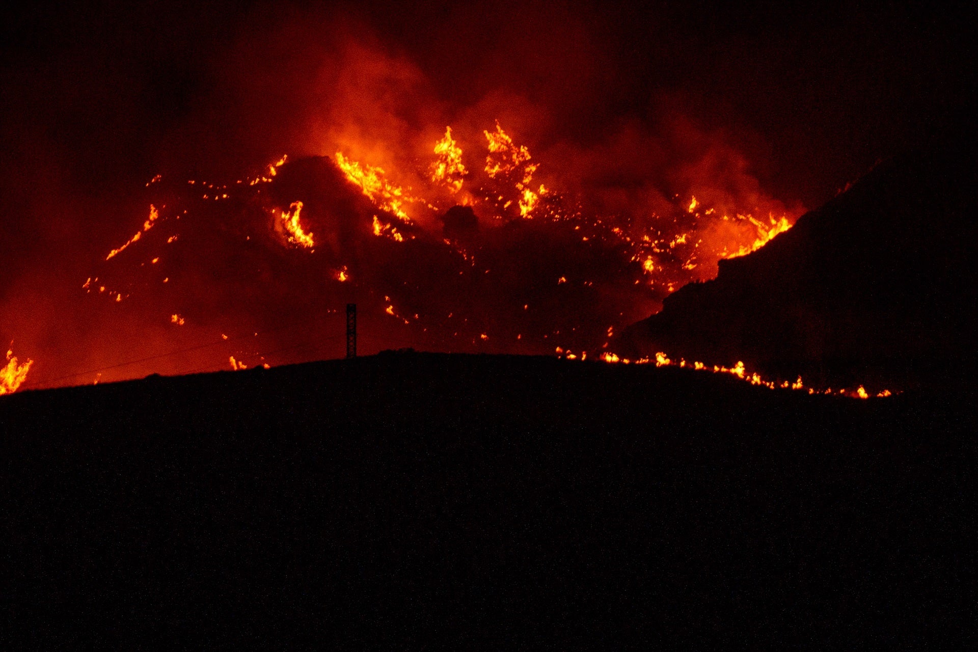 Imágenes nocturnas del incendio forestal de los Gallardos (Almería) Imágenes nocturnas del incendio forestal de los Gallardos (Almería)