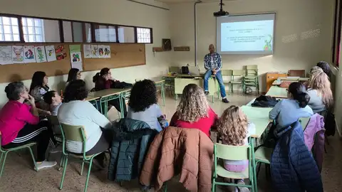 El IES ‘Las Sabinas’ de El Bonillo ha desarrollado un proyecto que ayuda al alumnado a desconectar del móvil y conectar entre sí El IES ‘Las Sabinas’ de El Bonillo ha desarrollado un proyecto que ayuda al alumnado a desconectar del móvil y conectar entre sí