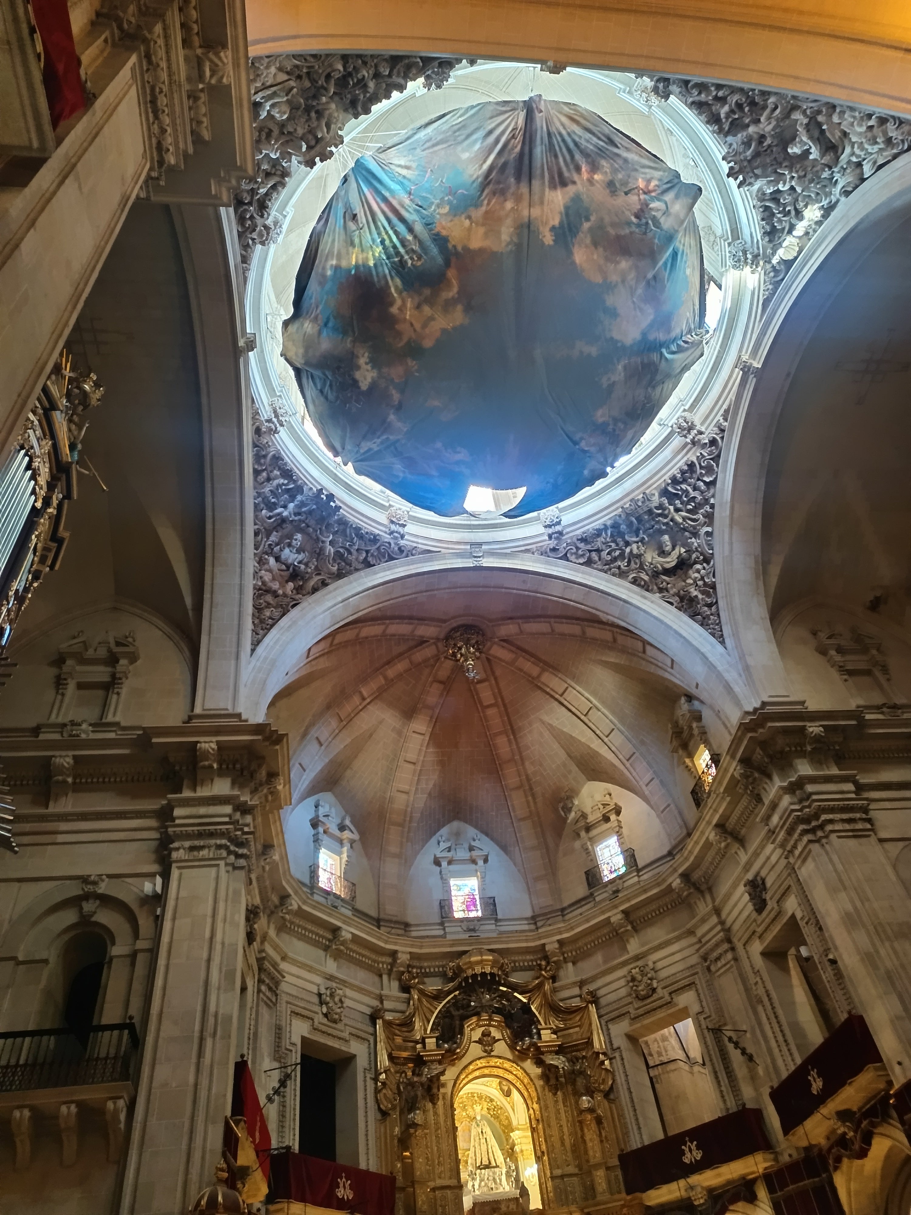 El cielo del Misteri d’Elx luce ya en lo alto de la basílica de Santa María El cielo del Misteri d’Elx luce ya en lo alto de la basílica de Santa María