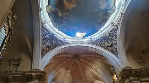 El cielo del Misteri d’Elx luce ya en lo alto de la basílica de Santa María para las representaciones de agosto de 2026. El cielo del Misteri d’Elx luce ya en lo alto de la basílica de Santa María para las representaciones de agosto de 2026.