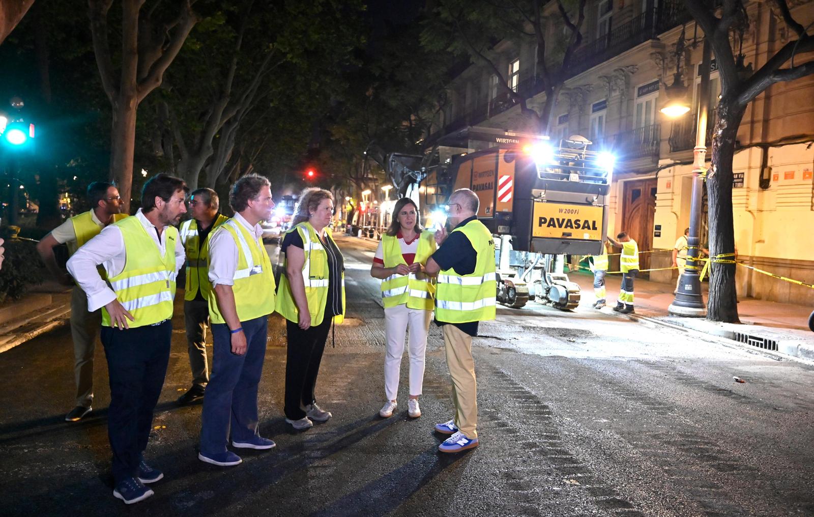 Comienza el asfaltado nocturno de Marqués del Túria, en Valencia, donde se instalarán más de 22.000 m² de pavimento fonoabsorbente Comienza el asfaltado nocturno de Marqués del Túria, en Valencia, donde se instalarán más de 22.000 m² de pavimento fonoabsorbente