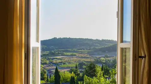 Una ventana abierta en Goult, región francesa de Provenza-Alpes-Costa Azul Una ventana abierta en Goult, región francesa de Provenza-Alpes-Costa Azul /pexels