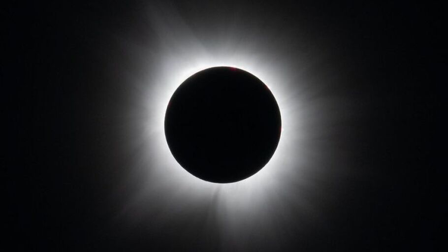 Un eclipse solar total se observa en Dallas, Texas, el lunes 8 de abril de 2024. Un eclipse solar total atraves&oacute; una estrecha porci&oacute;n del continente norteamericano desde la costa del Pac&iacute;fico de M&eacute;xico hasta la costa atl&aacute;ntica de Terranova, Canad&aacute;. Un eclipse solar parcial fue visible en todo el continente norteamericano, as&iacute; como en partes de Centroam&eacute;rica y Europa