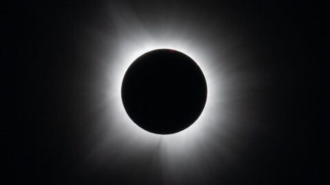 Un eclipse solar total se observa en Dallas, Texas, el lunes 8 de abril de 2024. Un eclipse solar total atraves&oacute; una estrecha porci&oacute;n del continente norteamericano desde la costa del Pac&iacute;fico de M&eacute;xico hasta la costa atl&aacute;ntica de Terranova, Canad&aacute;. Un eclipse solar parcial fue visible en todo el continente norteamericano, as&iacute; como en partes de Centroam&eacute;rica y Europa