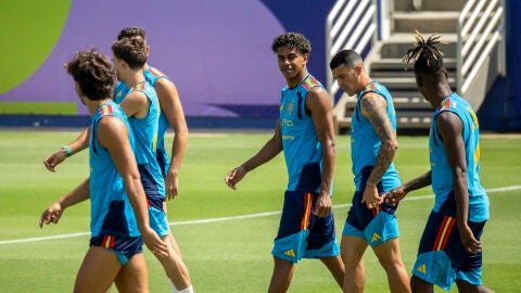 Los jugadores de la selecci&oacute;n espa&ntilde;ola, durante un entrenamiento en el Estadio Cotton Bowl en Dallas.
