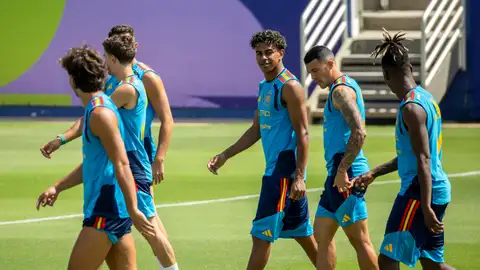 Los jugadores de la selección española, durante un entrenamiento en el Estadio Cotton Bowl en Dallas. Los jugadores de la selección española, durante un entrenamiento en el Estadio Cotton Bowl en Dallas.