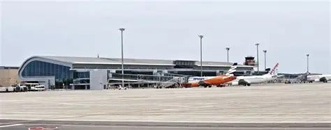 Los trabajadores del aeropuerto de Menorca amenazan con movilizaciones en agosto si Aena no refuerza la plantilla Los trabajadores del aeropuerto de Menorca amenazan con movilizaciones en agosto si Aena no refuerza la plantilla