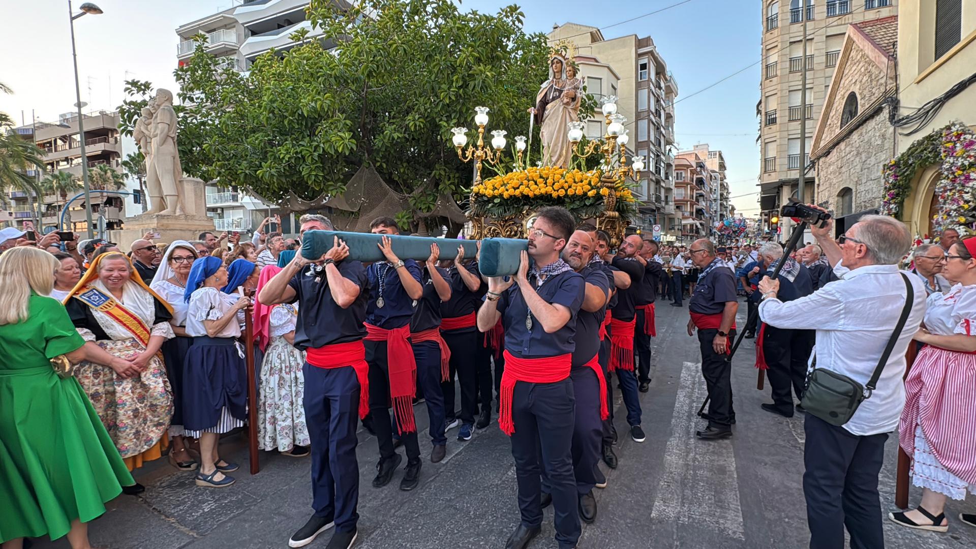 Santa Pola venera a la Virgen del Carmen con el inicio de sus fiestas Santa Pola venera a la Virgen del Carmen con el inicio de sus fiestas