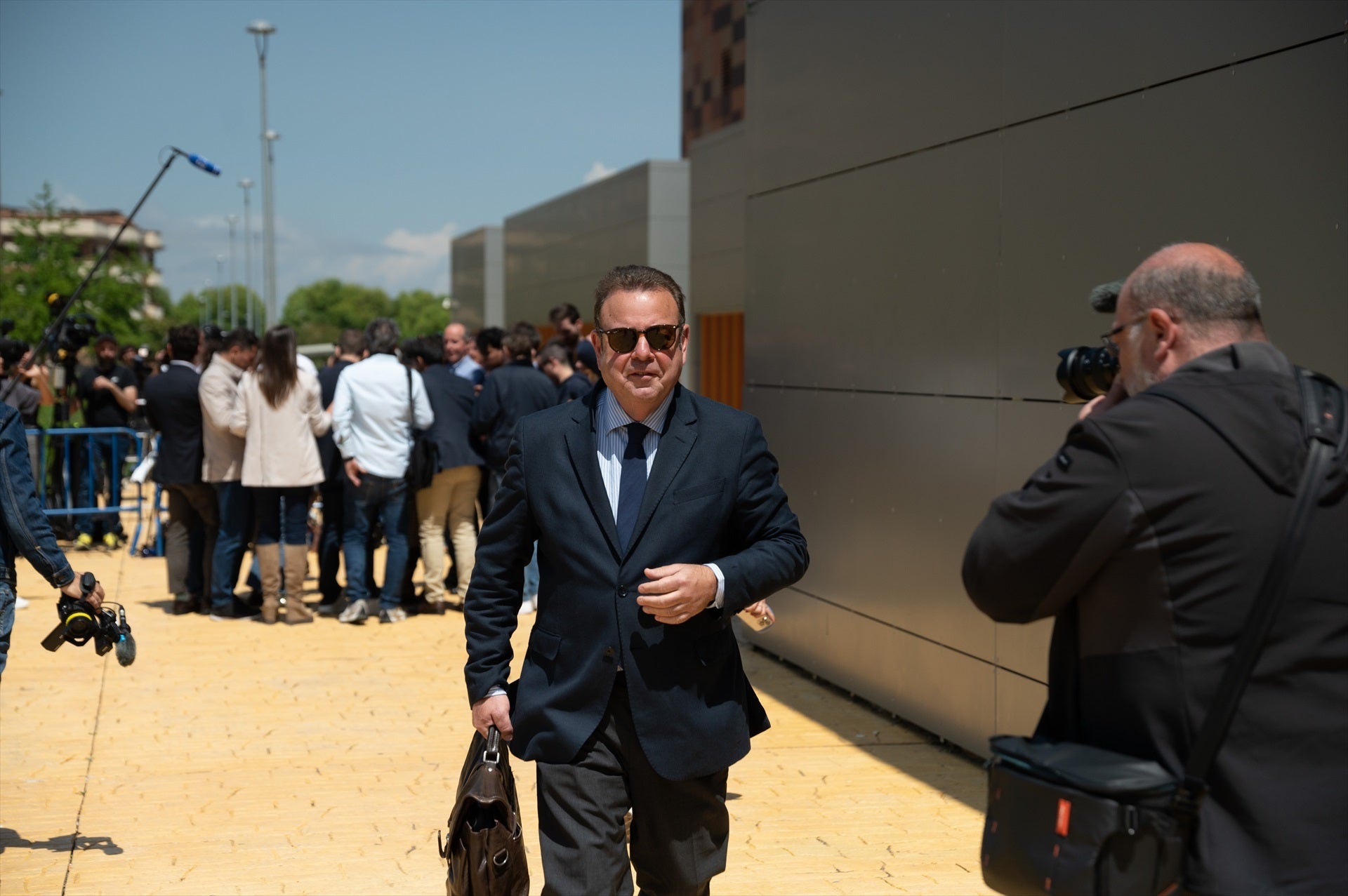 El abogado de David Sánchez, Emilio Cortés, sale del Juzgado de Instrucción número 3 de Badajoz, a 25 de abril de 2025, en Badajoz, Extremadura (España). El abogado de David Sánchez, Emilio Cortés, sale del Juzgado de Instrucción número 3 de Badajoz, a 25 de abril de 2025, en Badajoz, Extremadura (España).