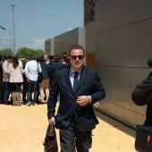 El abogado de David Sánchez, Emilio Cortés, sale del Juzgado de Instrucción número 3 de Badajoz, a 25 de abril de 2025, en Badajoz, Extremadura (España). 