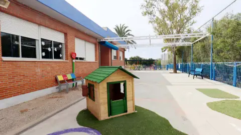Benidorm recaba las necesidades de los centros educativos para ejecutar los fondos para climatizar aulas anunciados por la Generalitat Benidorm recaba las necesidades de los centros educativos para ejecutar los fondos para climatizar aulas anunciados por la Generalitat