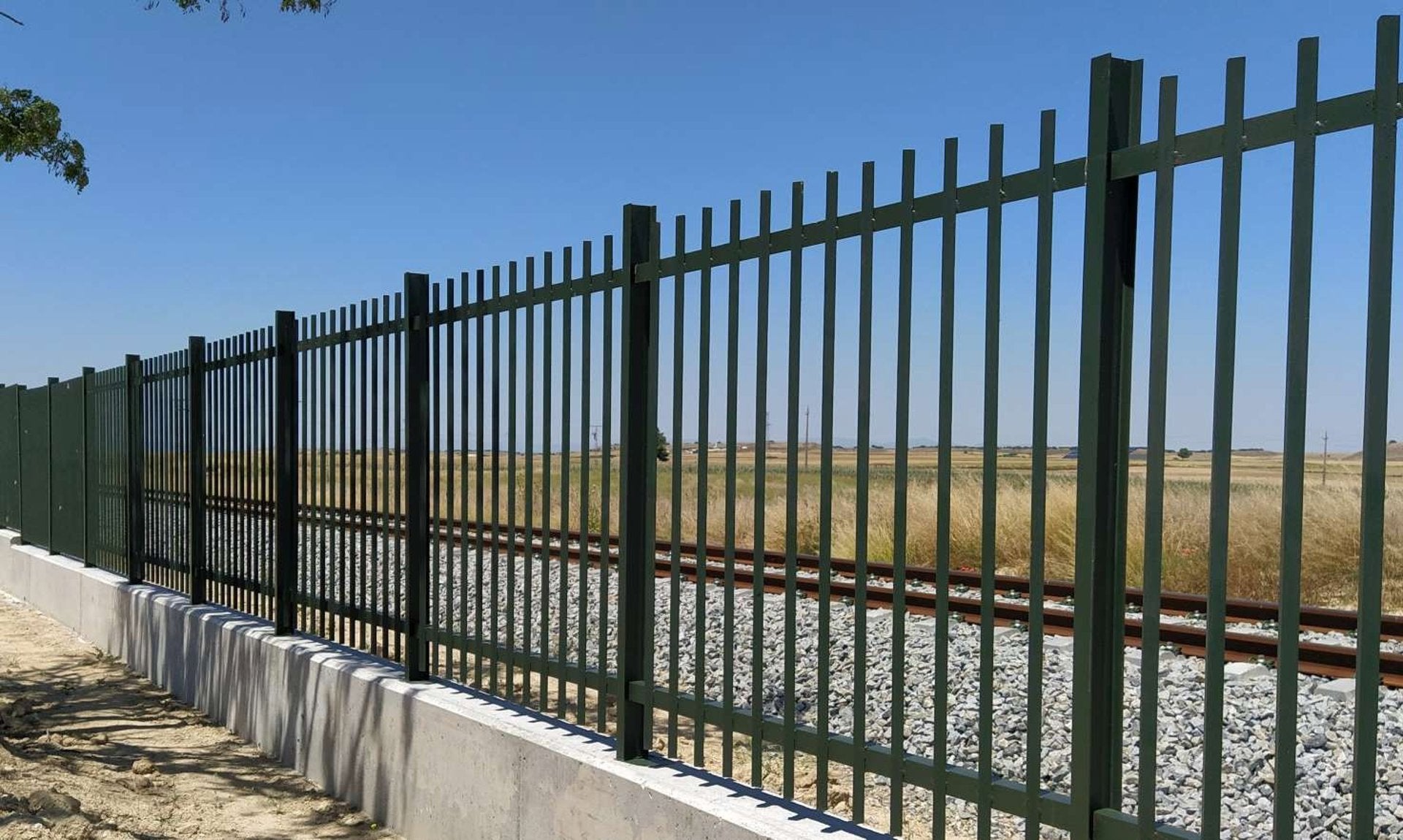 Adif licita por 3,6 millones la instalación de nuevos vallados en la línea a su paso por cuatro localidades pacenses Adif licita por 3,6 millones la instalación de nuevos vallados en la línea a su paso por cuatro localidades pacenses