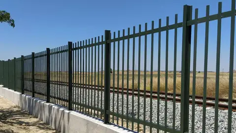 Adif licita por 3,6 millones la instalación de nuevos vallados en la línea a su paso por cuatro localidades pacenses Adif licita por 3,6 millones la instalación de nuevos vallados en la línea a su paso por cuatro localidades pacenses