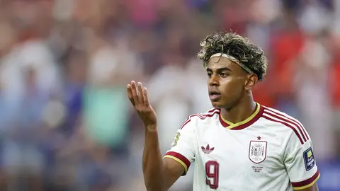 El jugador español Lamine Yamal durante el partido de semifinales ante Francia El jugador español Lamine Yamal durante el partido de semifinales ante Francia/ EFE/ Carlos Ramírez
