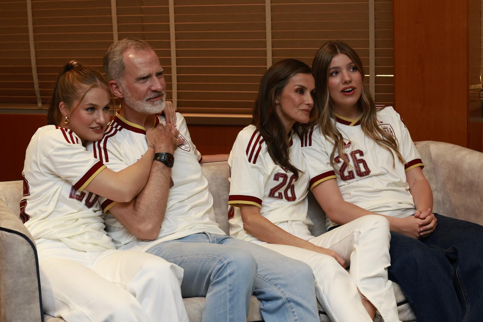 El comentado vídeo de los reyes Felipe y Letizia junto a Leonor y Sofía celebrando la victoria de España: los abrazos, la sala, el dorsal... El comentado vídeo de los reyes Felipe y Letizia junto a Leonor y Sofía celebrando la victoria de España: los abrazos, la sala, el dorsal...