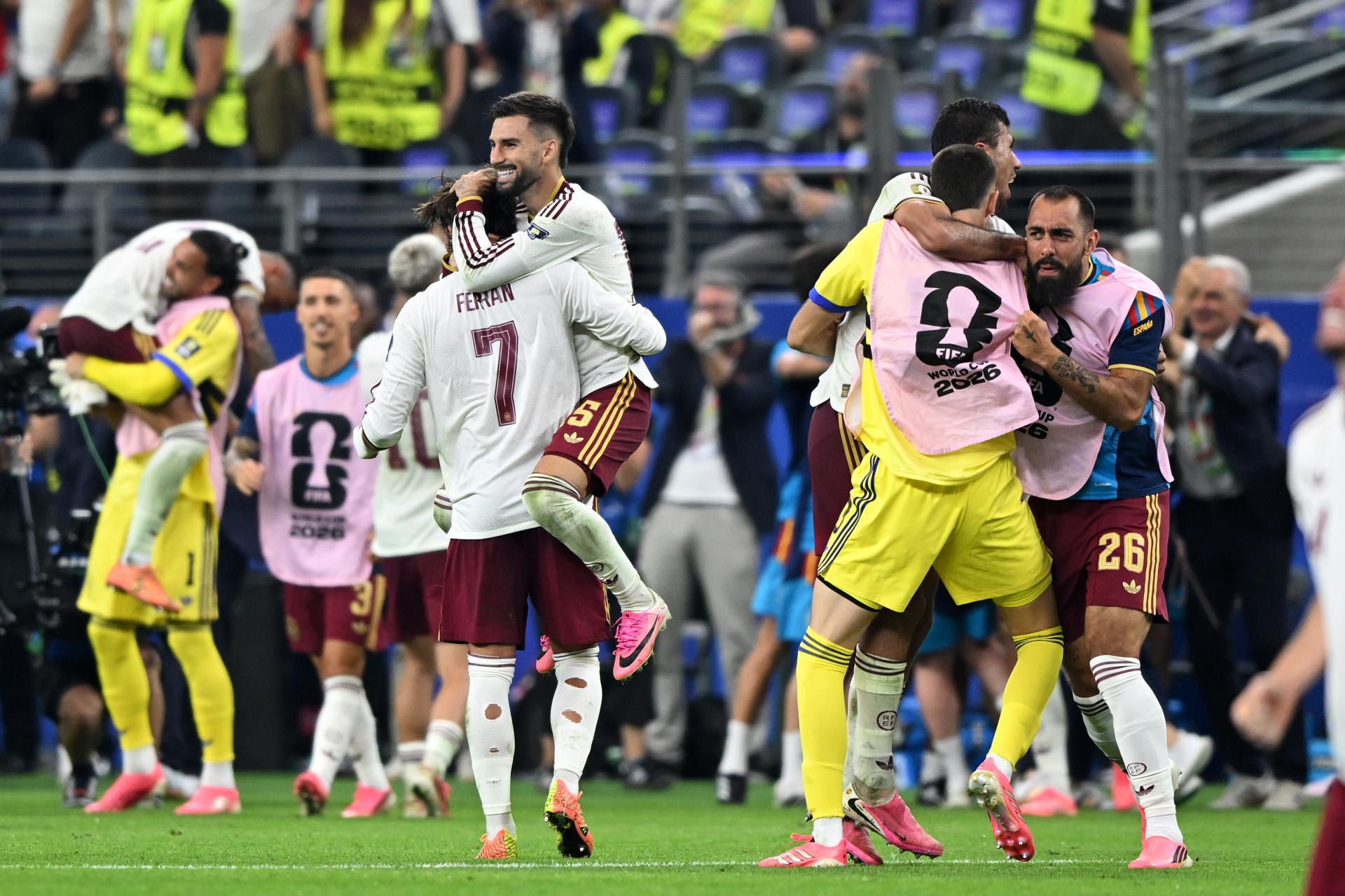 Los jugadores de la selección española celebran la victoria en semifinales ante Francia Los jugadores de la selección española celebran la victoria en semifinales ante Francia