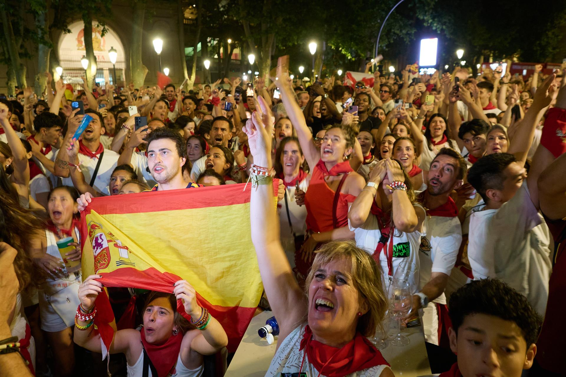 Granada instalará dos pantallas gigantes en el Palacio de Congresos para ver la final del Mundial y reforzará el dispositivo de seguridad Granada instalará dos pantallas gigantes en el Palacio de Congresos para ver la final del Mundial y reforzará el dispositivo de seguridad
