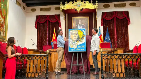 Francisco Segura, autor del cartel, y Pablo Ruz, alcalde de Elche, durante el acto de presentación. Francisco Segura, autor del cartel, y Pablo Ruz, alcalde de Elche, durante el acto de presentación.