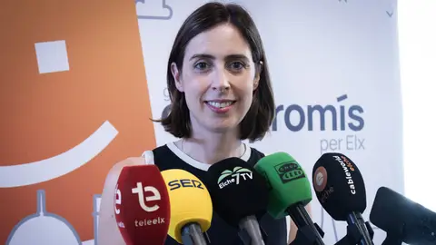 Esther Díez, portavoz de Compromís per Elx, en la rueda de prensa de hoy. Esther Díez, portavoz de Compromís per Elx, en la rueda de prensa de hoy.