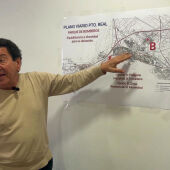José Antonio Barroso, en una rueda de prensa en Puerto Real con vecinos