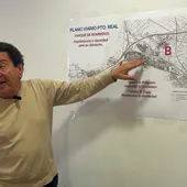 José Antonio Barroso, en una rueda de prensa en Puerto Real con vecinos José Antonio Barroso, en una rueda de prensa en Puerto Real con vecinos