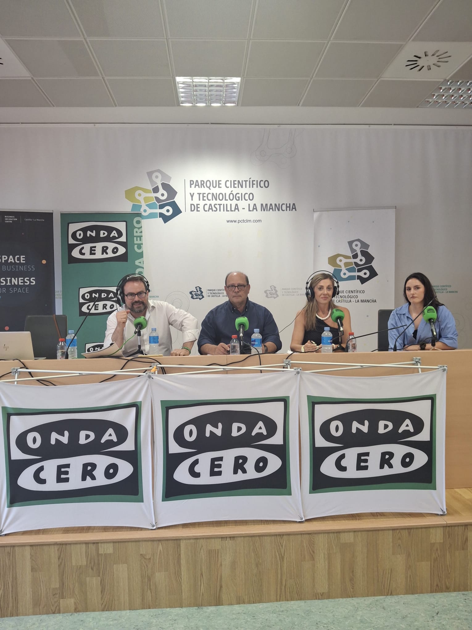 El conselleiro Román Rodríguez, segundo por la izquierda, y el rector de la UVigo, Manuel Reigosa, a su lado, durante el acto de hoy. El conselleiro Román Rodríguez, segundo por la izquierda, y el rector de la UVigo, Manuel Reigosa, a su lado, durante el acto de hoy.