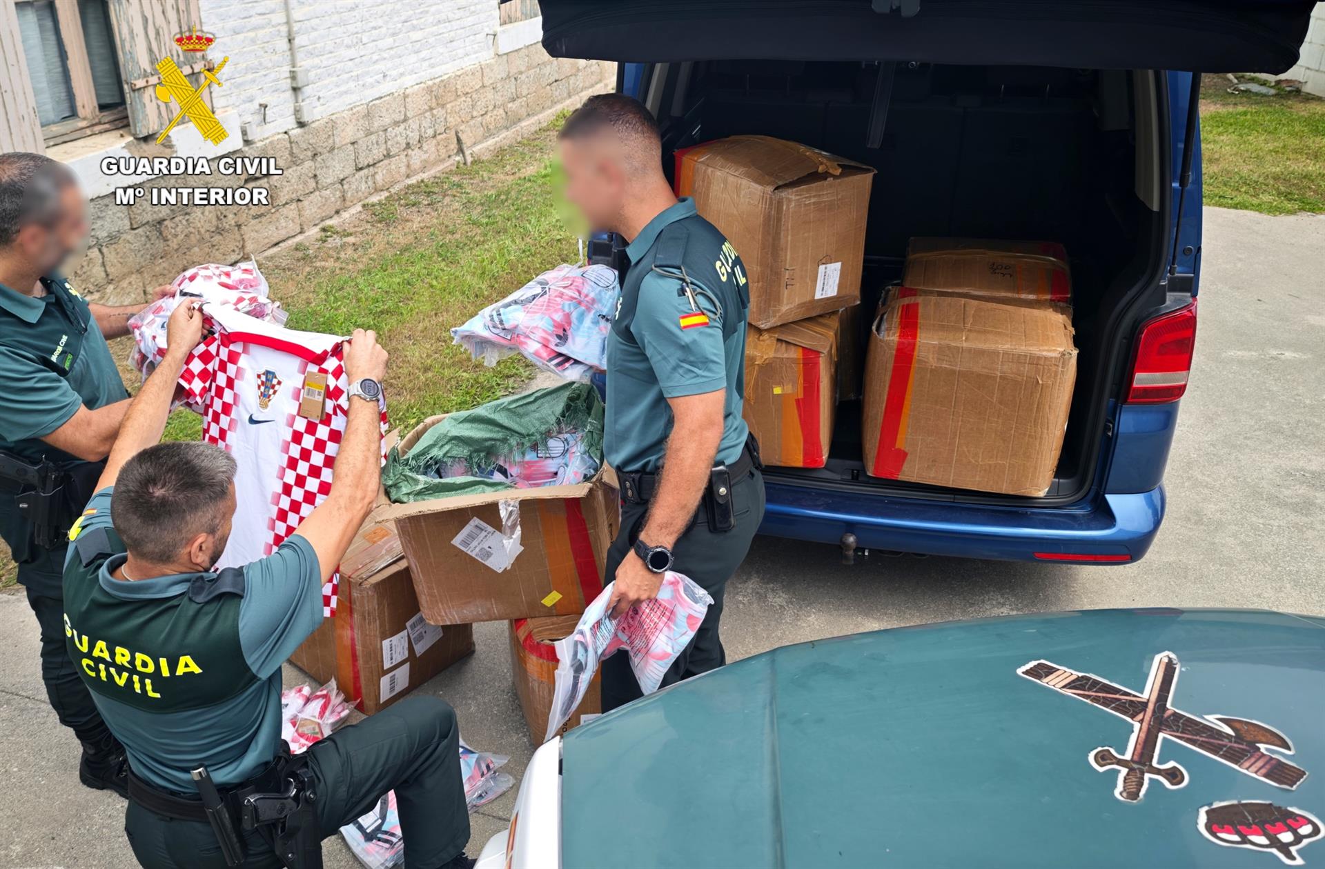 Intervenidas en Cantabria cerca de 4.000 camisetas de fútbol importadas de forma irregular Intervenidas en Cantabria cerca de 4.000 camisetas de fútbol importadas de forma irregular