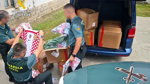 Intervenidas en Cantabria cerca de 4.000 camisetas de fútbol importadas de forma irregular Intervenidas en Cantabria cerca de 4.000 camisetas de fútbol importadas de forma irregular