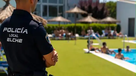 Un agente de la Policía Local de Elche en una piscina municipal. Un agente de la Policía Local de Elche en una piscina municipal.