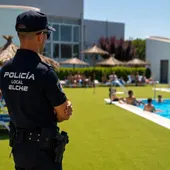 Un agente de la Policía Local de Elche en una piscina municipal. Un agente de la Policía Local de Elche en una piscina municipal.