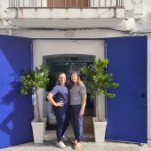 Estefanía Planells y Cristina Molina en la puerta de la administración de loteria
