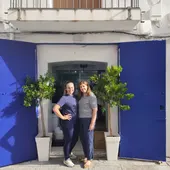 Estefanía Planells y Cristina Molina en la puerta de la administración de loteria Estefanía Planells y Cristina Molina en la puerta de la administración de loteria