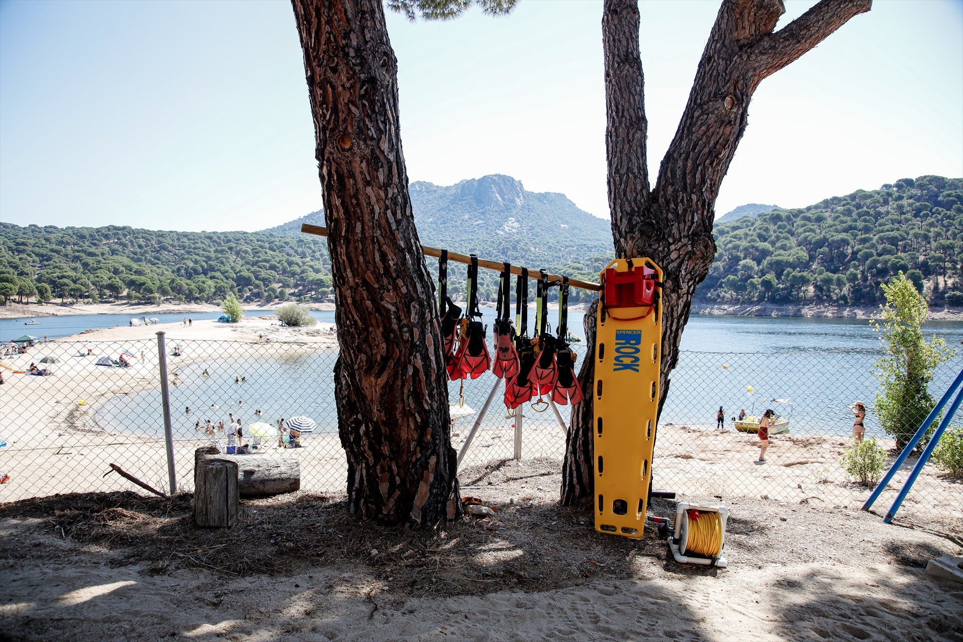 Chalecos salvavidas y una tabla paddle surf del SUMMA 112, en la playa Virgen de la Nueva del Pantano de San Juan Chalecos salvavidas y una tabla paddle surf del SUMMA 112, en la playa Virgen de la Nueva del Pantano de San Juan