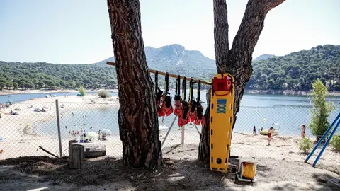 Chalecos salvavidas y una tabla paddle surf del SUMMA 112, en la playa Virgen de la Nueva del Pantano de San Juan Chalecos salvavidas y una tabla paddle surf del SUMMA 112, en la playa Virgen de la Nueva del Pantano de San Juan