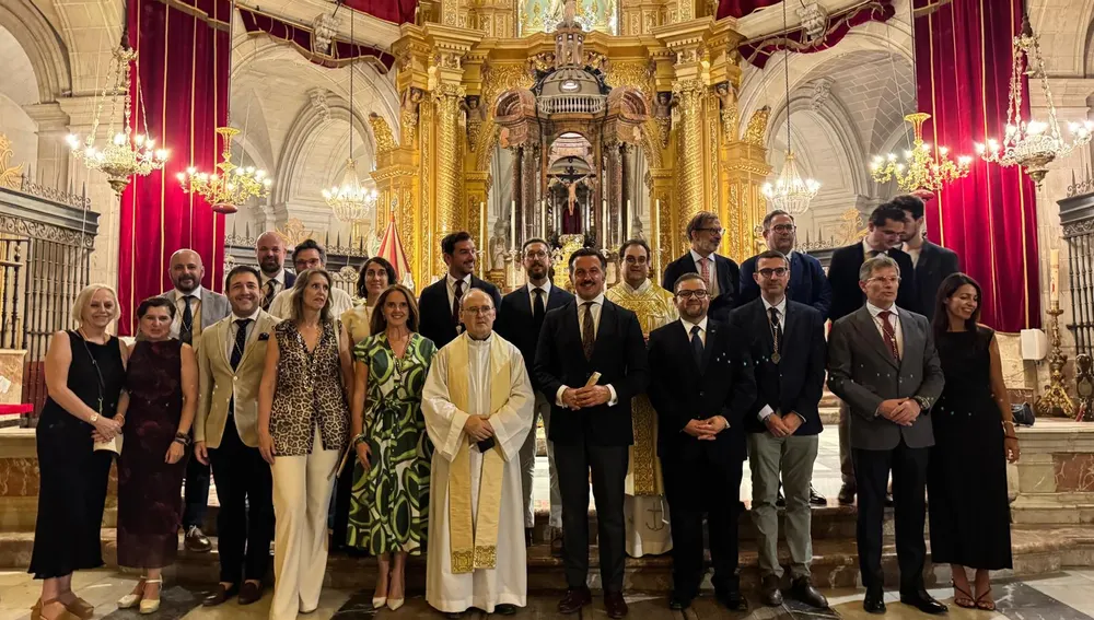 Integrantes de la Junta Rectora del Patronato del Misteri d'Elx en la basílica de Santa María. Integrantes de la Junta Rectora del Patronato del Misteri d'Elx en la basílica de Santa María.