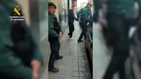 Imagen de archivo de una detención de la Guardia Civil. Imagen de archivo de una detención de la Guardia Civil.