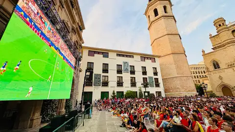 Pantalla gigante instalada en la plaza Mayor de Castelló Pantalla gigante instalada en la plaza Mayor de Castelló