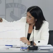 La ministra de Sanidad, Carolina Darias, en una rueda de prensa posterior al Consejo de Ministros, en el Palacio de la Moncloa, a 8 de noviembre de 2022, en Madrid (España). El Consejo de Ministros ha aprobado a propuesta del Ministerio de Derec La ministra de Sanidad, Carolina Darias, en una rueda de prensa posterior al Consejo de Ministros, en el Palacio de la Moncloa, a 8 de noviembre de 2022, en Madrid (España). El Consejo de Ministros ha aprobado a propuesta del Ministerio de Derec