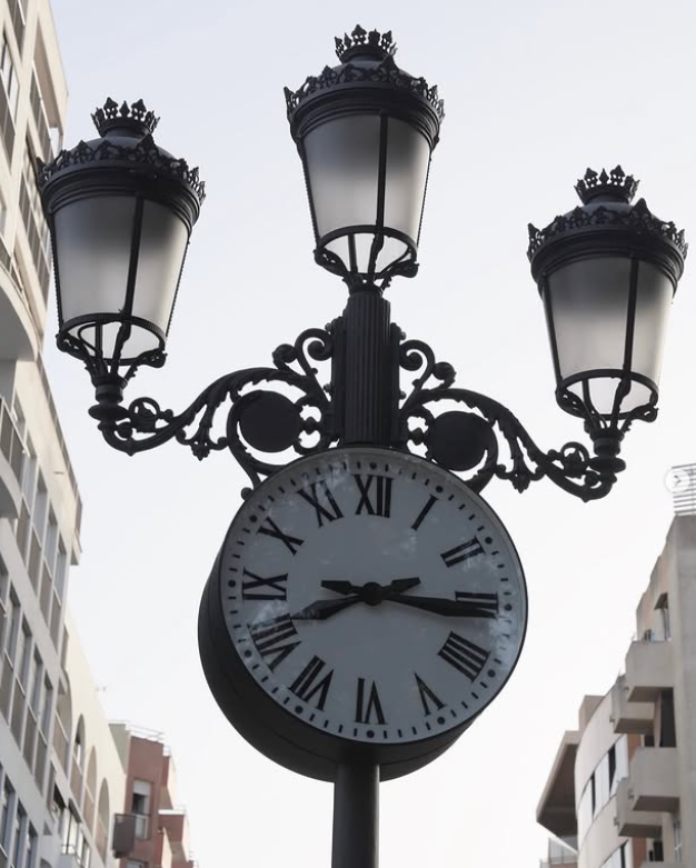 El nuevo reloj de Vara de Rey vuelve a marcar la hora en el corazón de Ibiza tras culminar la remodelación de la cabecera sur del paseo El nuevo reloj de Vara de Rey vuelve a marcar la hora en el corazón de Ibiza tras culminar la remodelación de la cabecera sur del paseo