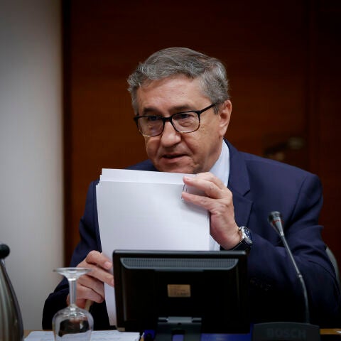 El conseller de Hacienda, José Antonio Rovira, interviene en la Comisión de Economía y Hacienda de Les Corts