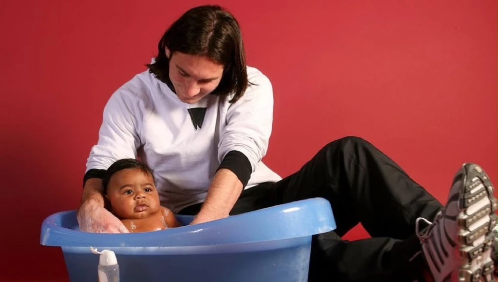 La historia detrás de la foto de Messi bañando a Lamine Yamal cuando tenía ocho meses La historia detrás de la foto de Messi bañando a Lamine Yamal cuando tenía ocho meses