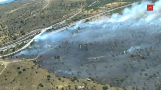 Un incendio forestal en Lozoyuela (Madrid) obliga a desalojar una urbanizaci&oacute;n en la Sierra y cortar la A1