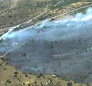 Un incendio forestal en Lozoyuela (Madrid) obliga a desalojar una urbanizaci&oacute;n en la Sierra y cortar la A1